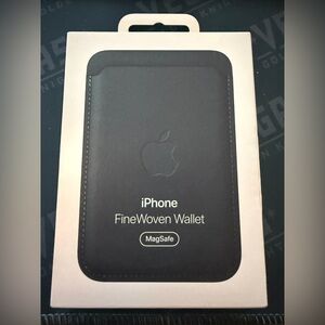 Apple FineWoven iPhone Wallet with MagSafe and Find My - Dark Green